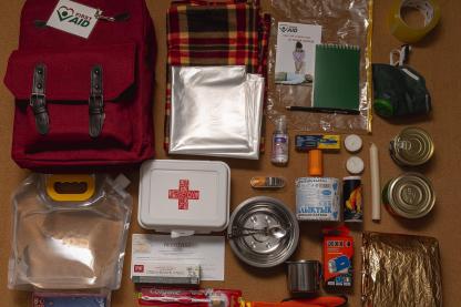 Как правило, представляет собой укомплектованный рюкзак (сумку), в котором находятся необходимый набор одежды, предметы гигиены, медикаменты, продукты питания и другое имущество.